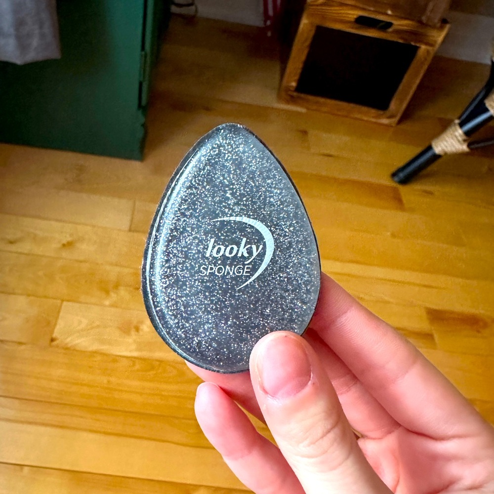 FREE WITH PURCHASE - Looky’s dual sided silicone & foam makeup sponge